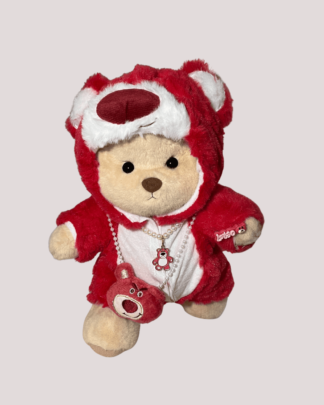 Ručne vyrábaný prémiový macko s vymeniteľnými oblečkami – FluffyCuddle