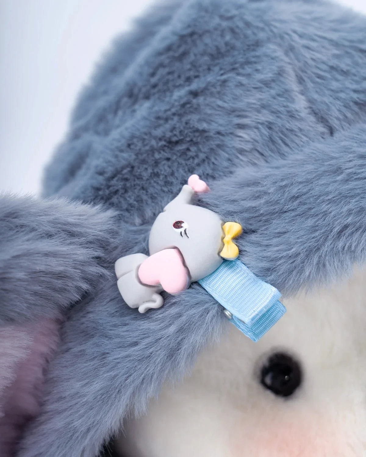 Ručne vyrábaný prémiový macko s vymeniteľnými oblečkami – FluffyCuddle