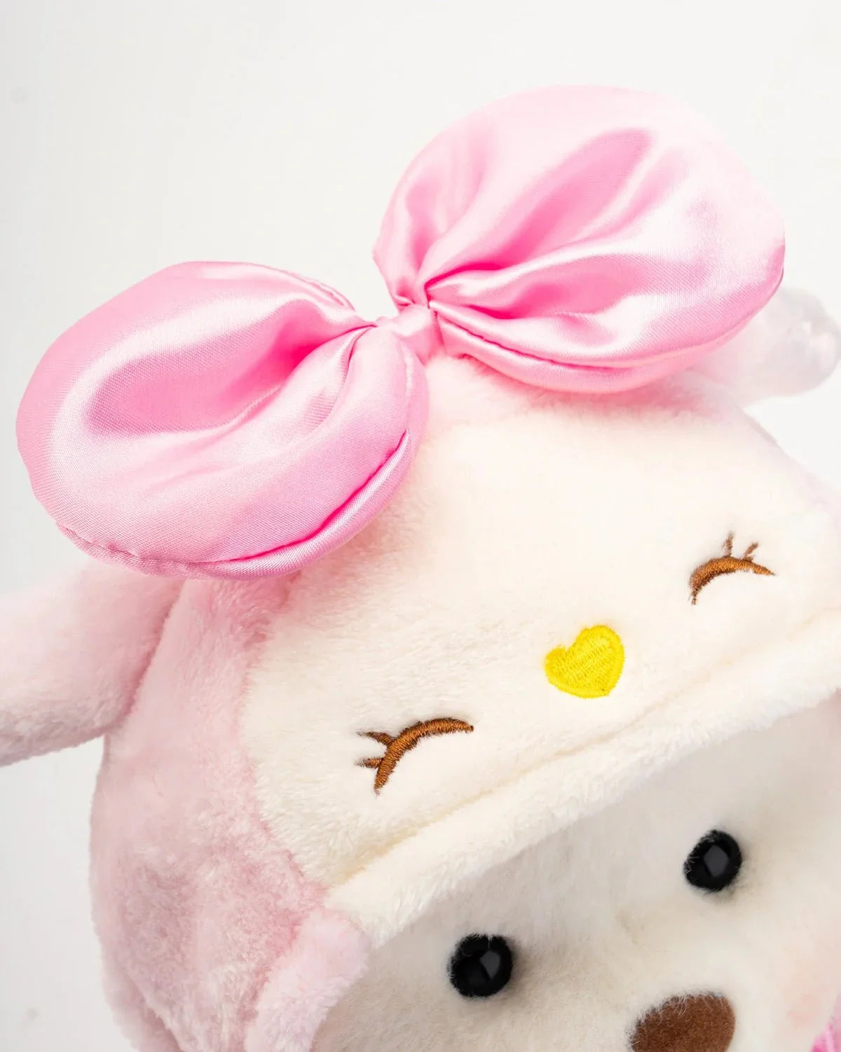 Ručne vyrábaný prémiový macko s vymeniteľnými oblečkami – FluffyCuddle