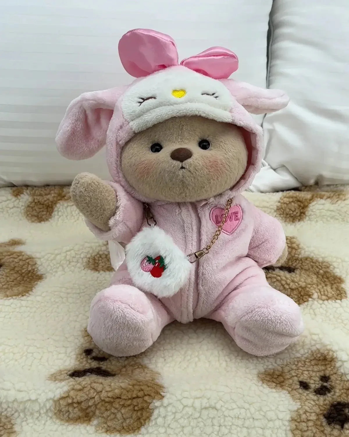 Ručne vyrábaný prémiový macko s vymeniteľnými oblečkami – FluffyCuddle