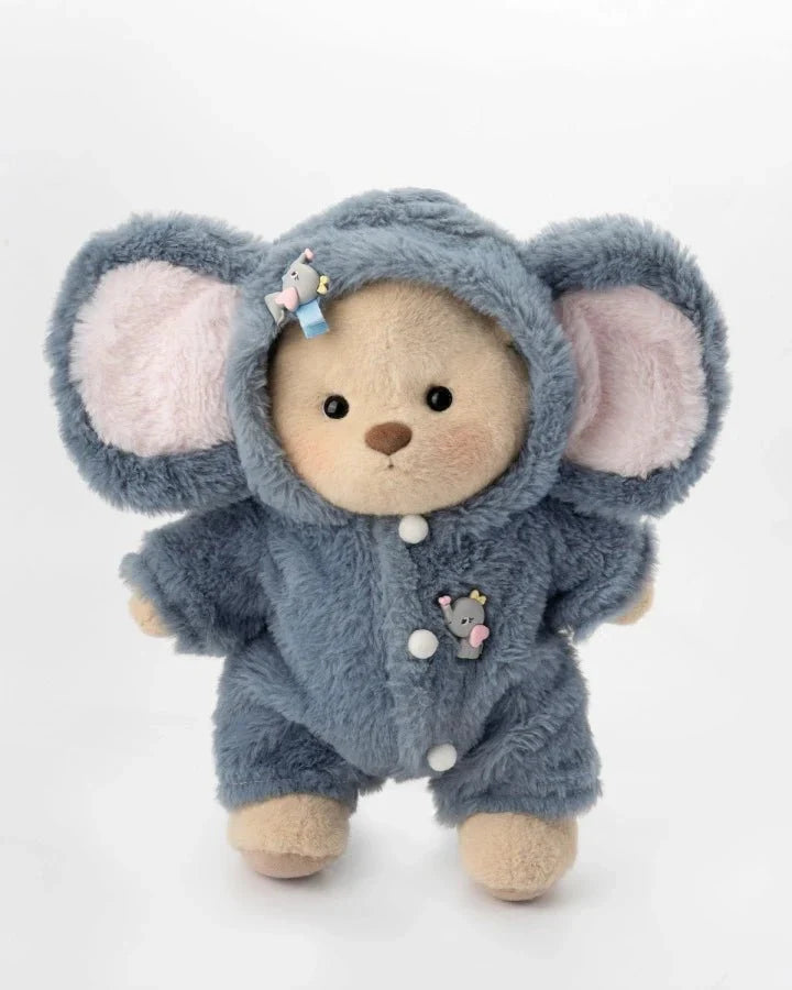 Ručne vyrábaný prémiový macko s vymeniteľnými oblečkami – FluffyCuddle