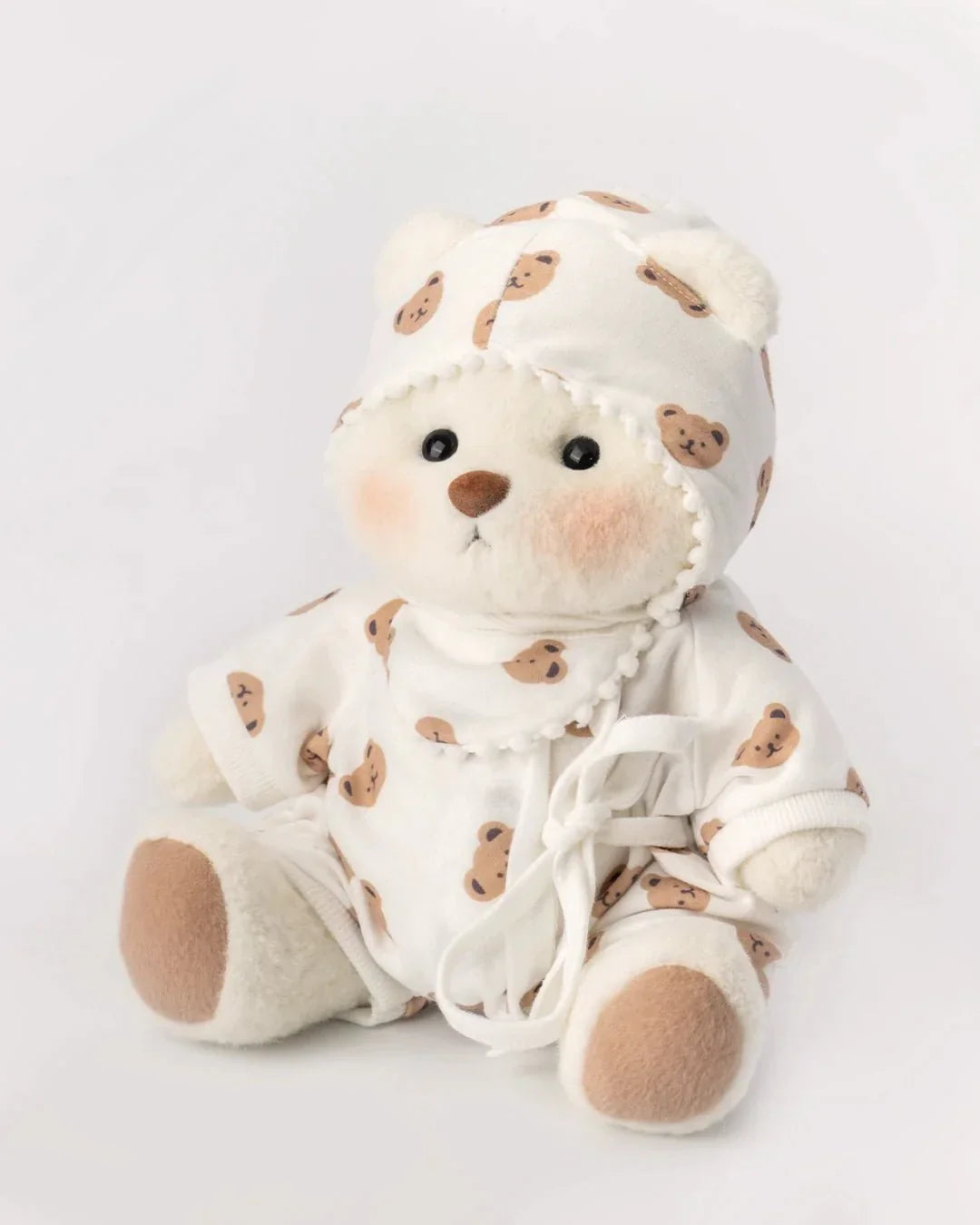 Ručne vyrábaný prémiový macko s vymeniteľnými oblečkami – FluffyCuddle