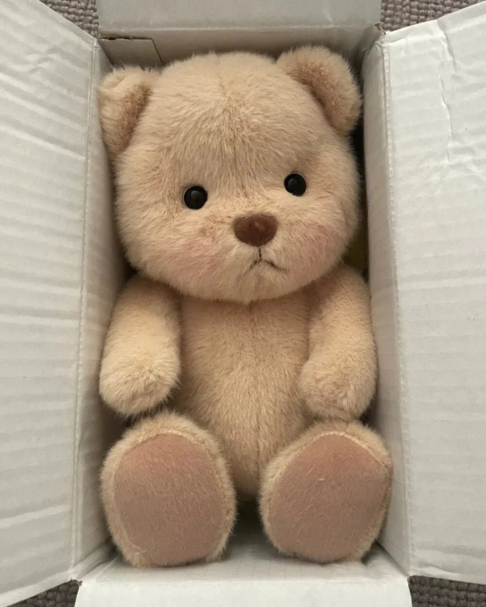 Ručne vyrábaný prémiový macko s vymeniteľnými oblečkami – FluffyCuddle