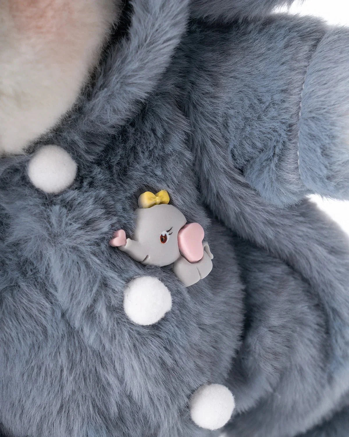 Ručne vyrábaný prémiový macko s vymeniteľnými oblečkami – FluffyCuddle