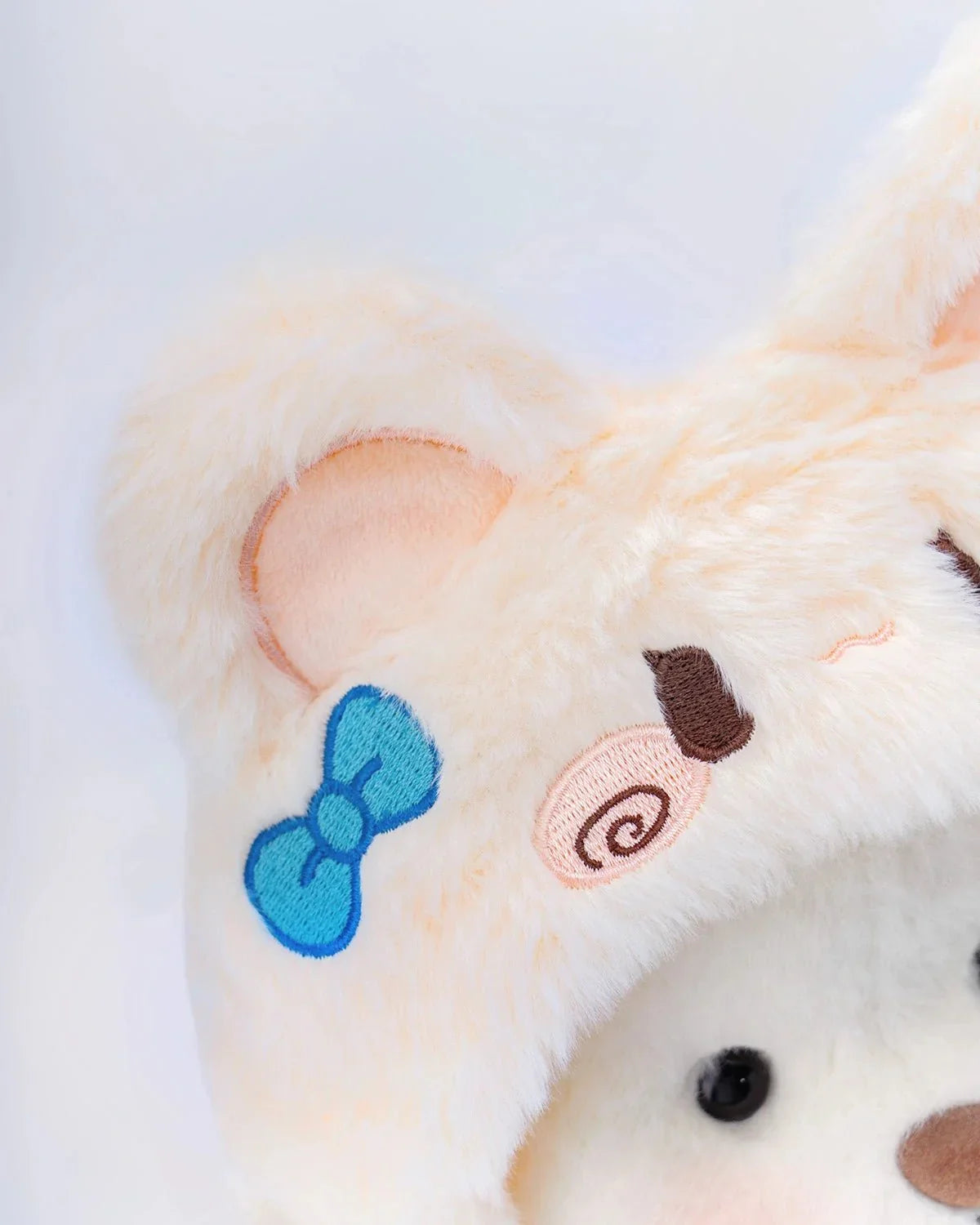 Ručne vyrábaný prémiový macko s vymeniteľnými oblečkami – FluffyCuddle