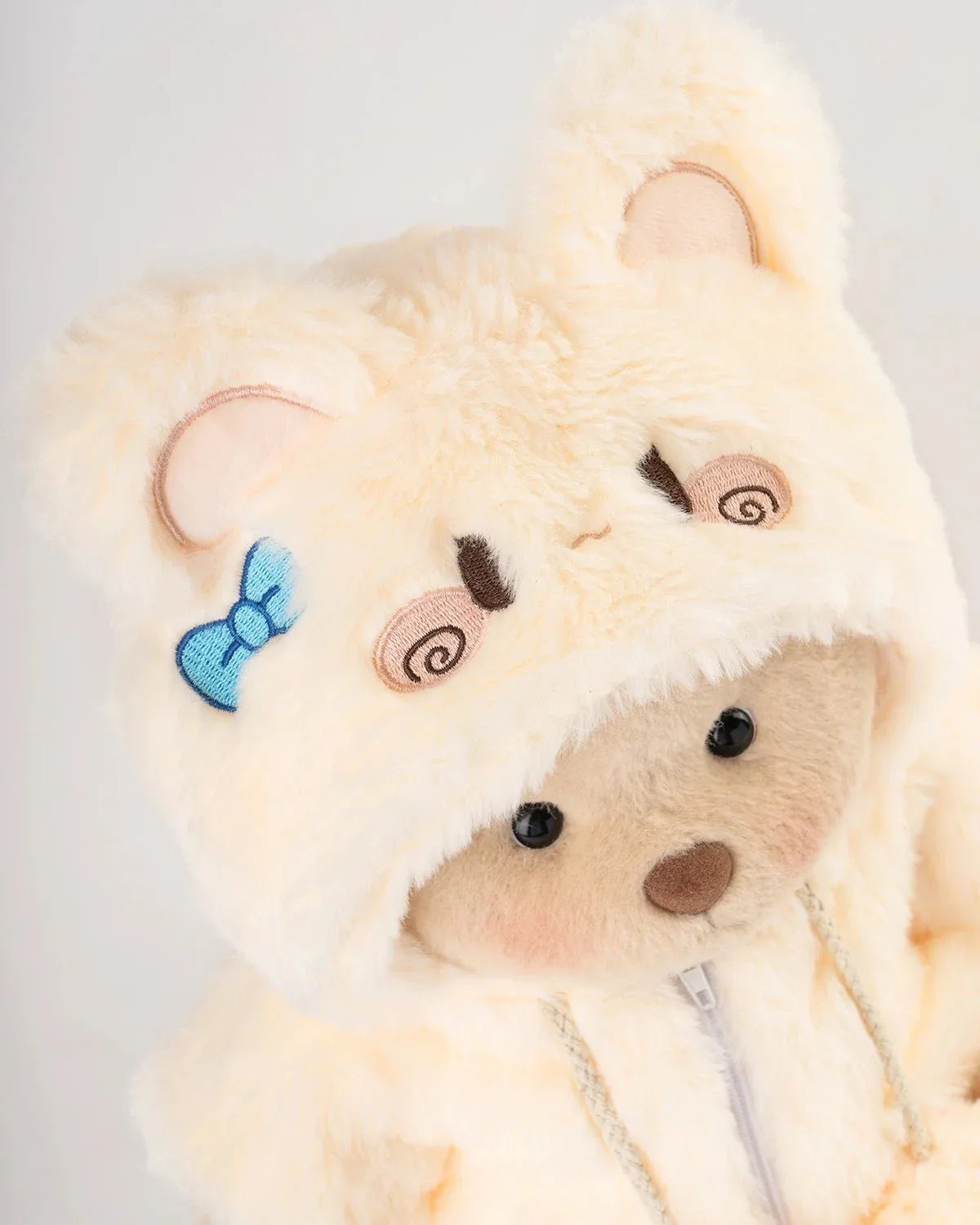 Ručne vyrábaný prémiový macko s vymeniteľnými oblečkami – FluffyCuddle