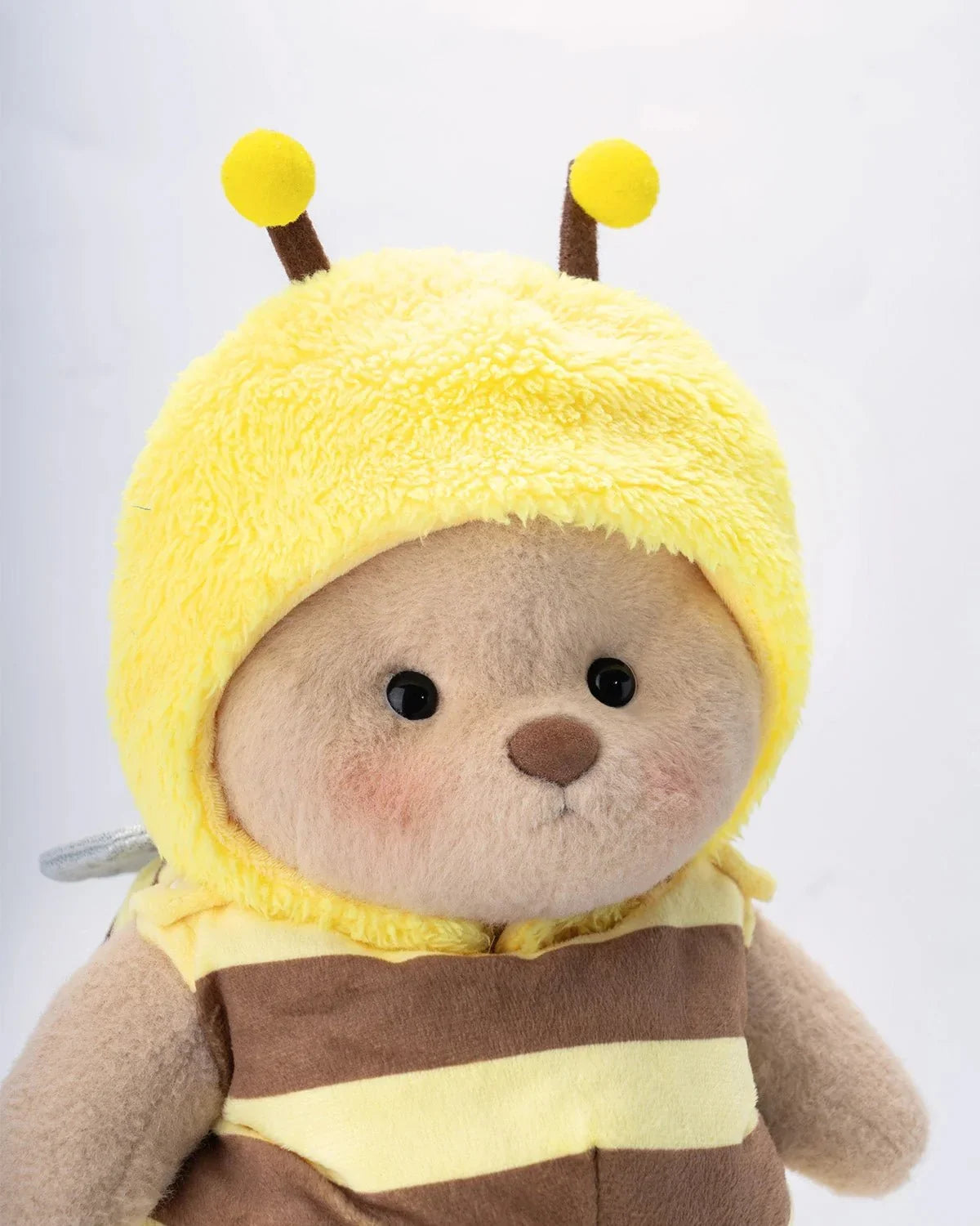 Ručne vyrábaný prémiový macko s vymeniteľnými oblečkami – FluffyCuddle