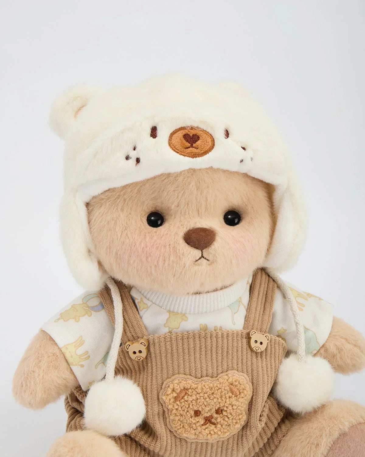 Ručne vyrábaný prémiový macko s vymeniteľnými oblečkami – FluffyCuddle