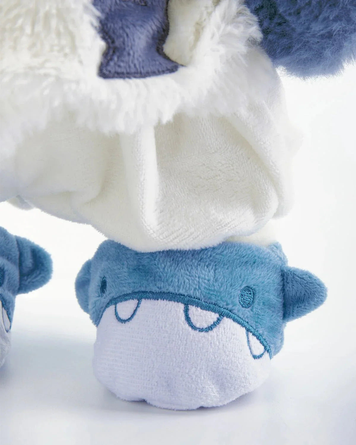 Ručne vyrábaný prémiový macko s vymeniteľnými oblečkami – FluffyCuddle
