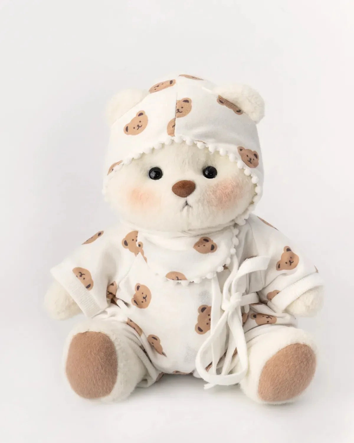 Ručne vyrábaný prémiový macko s vymeniteľnými oblečkami – FluffyCuddle