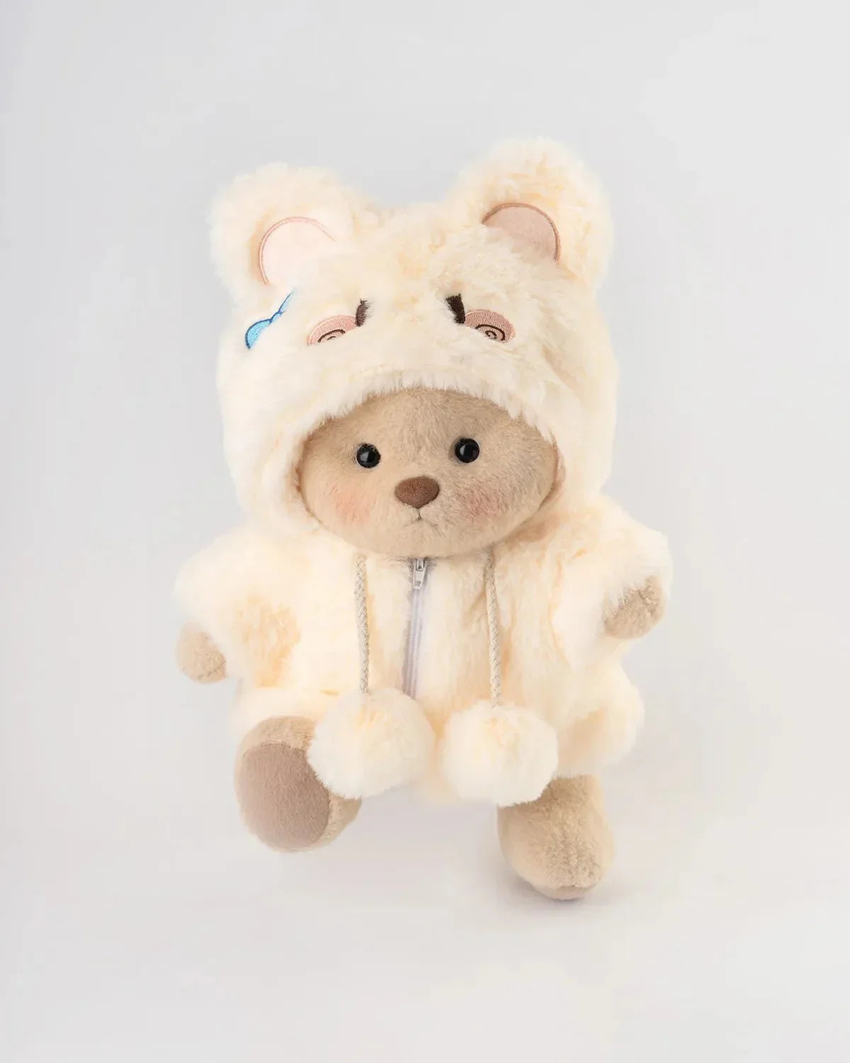 Ručne vyrábaný prémiový macko s vymeniteľnými oblečkami – FluffyCuddle