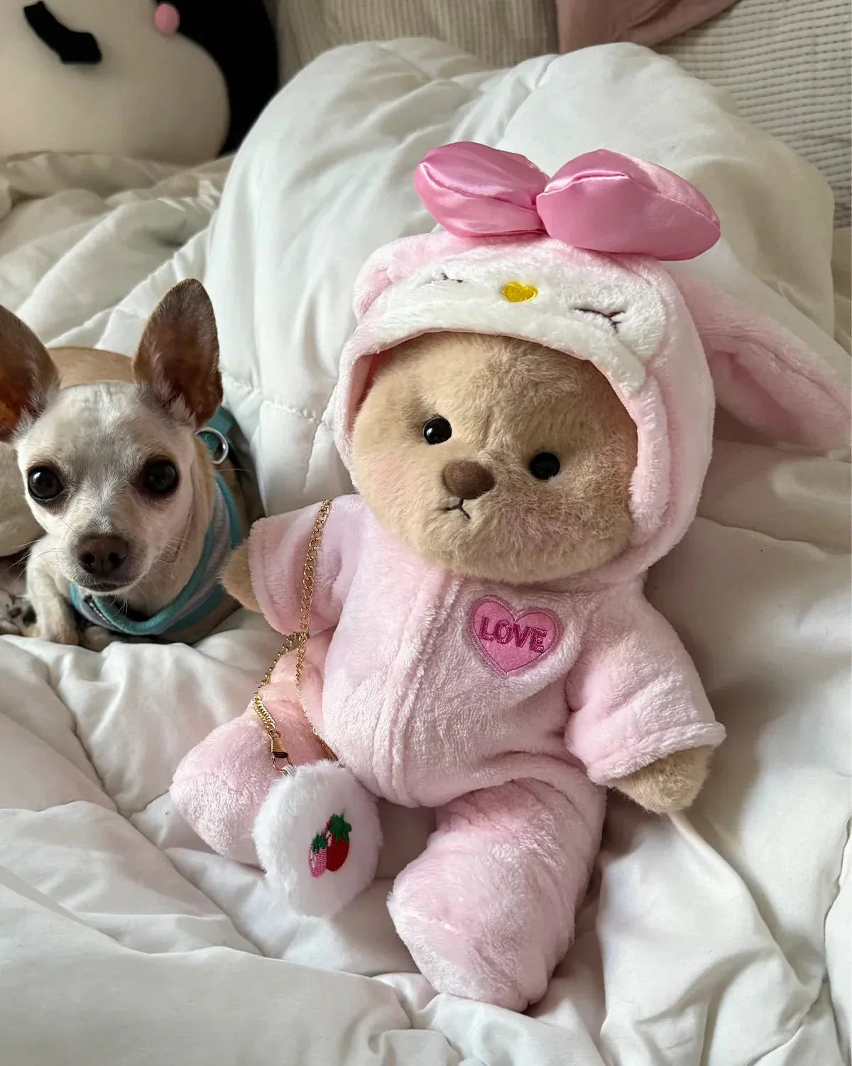 Ručne vyrábaný prémiový macko s vymeniteľnými oblečkami – FluffyCuddle
