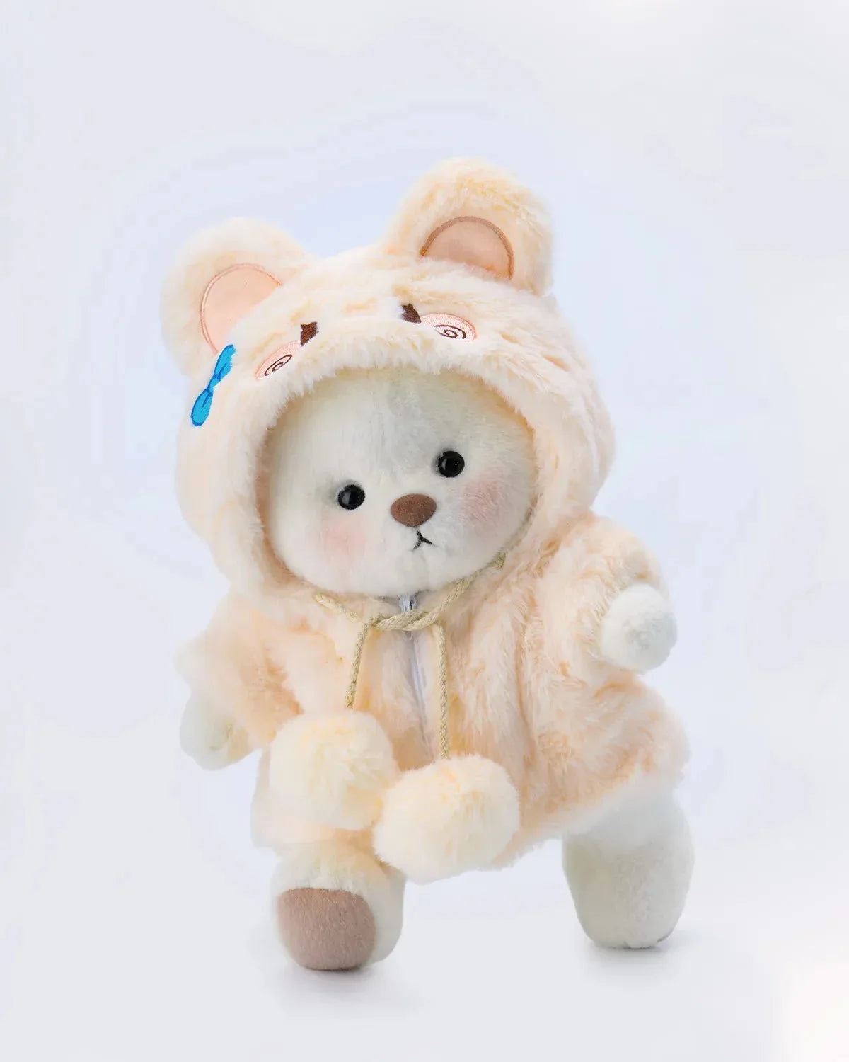 Ručne vyrábaný prémiový macko s vymeniteľnými oblečkami – FluffyCuddle