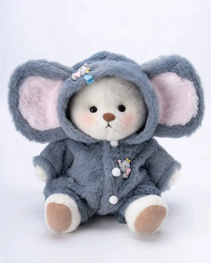 Ručne vyrábaný prémiový macko s vymeniteľnými oblečkami – FluffyCuddle